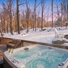 Spa-Style Luxury Lodge w/ Sauna, Hot Tub & Games