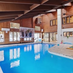 Creekside Lodge: Indoor Pool, Hot Tub, Sleeps 16