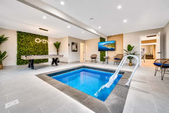 NEW Indoor lounge pool, hot tub, Glamping, karaoke - Image 1