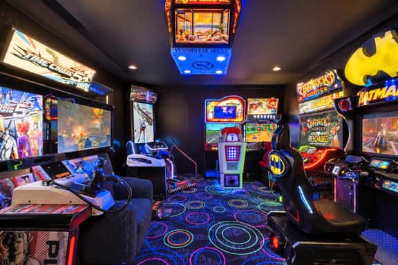 Sleeps 18! Arcade, dog park, hot tub, firepit - Image 1