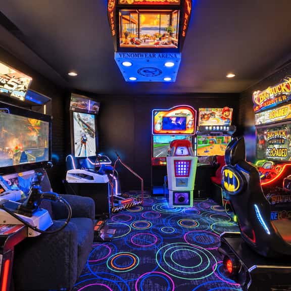 Sleeps 18! Arcade, dog park, hot tub, firepit - Image 1