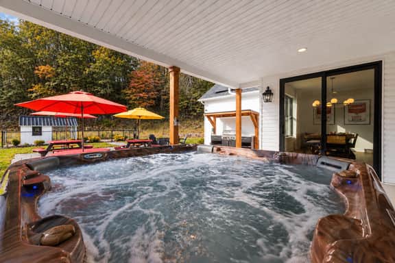 Sleeps 18! Arcade, dog park, hot tub, firepit - Image 2