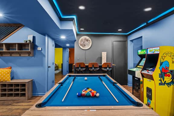 Game Room, Hot Tub & Sauna, EV Charger, Ski Nearby - Image 2