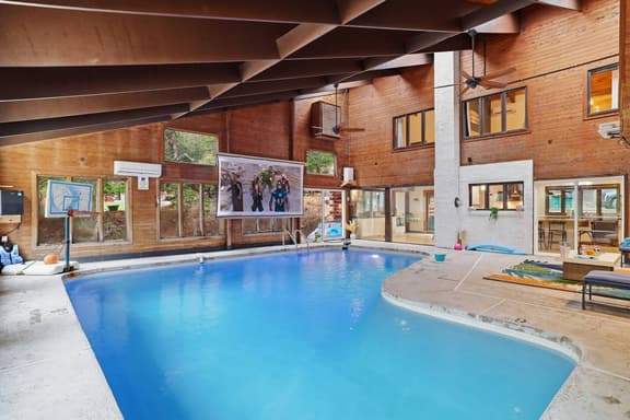Riverfront Lodge with Indoor Pool & Hot Tub