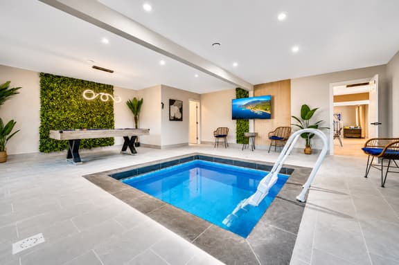 NEW Indoor lounge pool, hot tub, Glamping, karaoke - Image 1